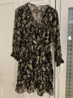 robe noire a fleurs beiges