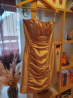 Kurzes goldfarbenes Kleid