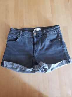 Graue Jeansshorts