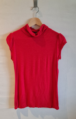Rotes T-Shirt mit Rollkragen