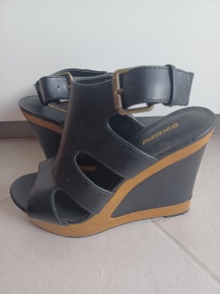 Wedge shoes with straps