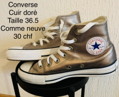 Sneakers von Converse. Goldenes Leder