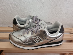 Silberne New Balance Sneakers