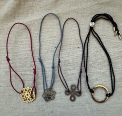 Set of 4 bracelets with textile link