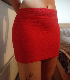 Coral lace mini-skirt