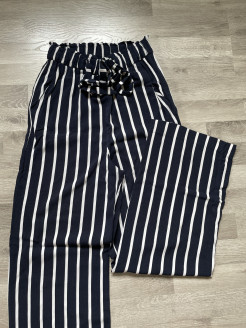 Pantalon large bleu et blanc 