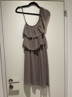 Kleid mit einer Schulter