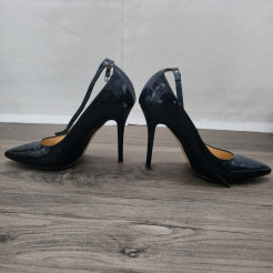 Navy blue lacquered pumps