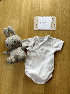 short-sleeved bodysuit - size 3 months