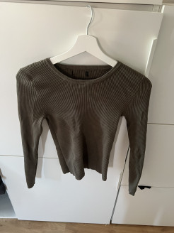 Leichter olivgrüner Pullover