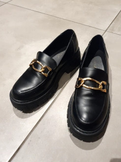 Schwarze Loafers