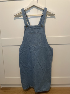 Latzhosen-Kleid aus Jeans
