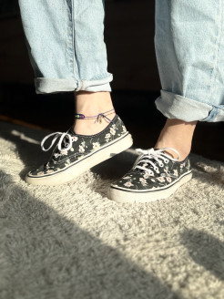 Schwarze Vans mit Blumenmuster