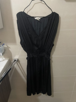 Schwarzes fließendes Kleid