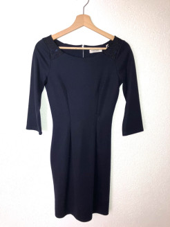 Tailliertes Kleid in Marineblau mit Spitze