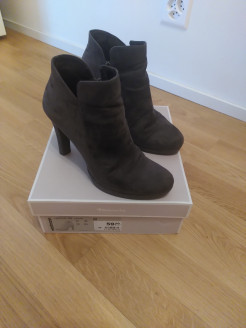 Grey boots, size 39
