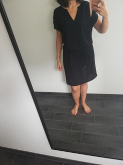 Leichtes schwarzes Kleid mit Hüftgürtel