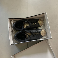 Schwarze und goldene Sneakers