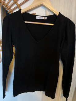 Schwarzer Pullover mit V-Ausschnitt