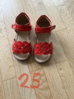 Sandales rouges vernies taille 25