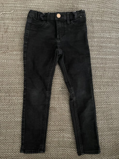 Schwarze verstellbare Jeans