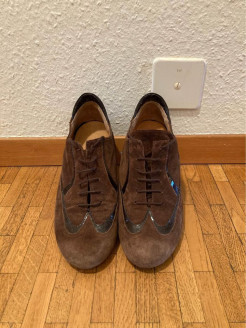 Schuhe aus Leder und Wildleder