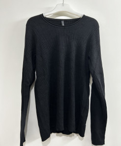 Schwarzer Pullover