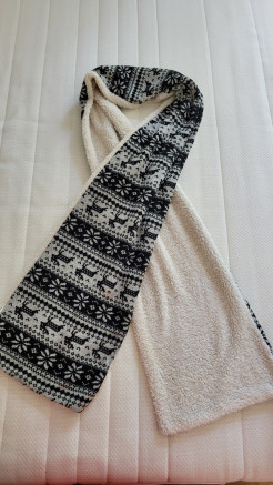 Scarf with snowflake and queen motif