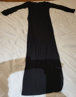 Schickes schwarzes langes Kleid für die Schwangerschaft