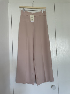 Pantalon rose poudré et évasé 