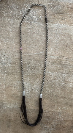 Handgefertigte Halskette aus Leder und Metall