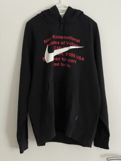 Pull à capuche Nike Swoosh noir avec inscription rouge 