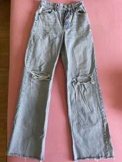 Zara-Jeans mit Löchern