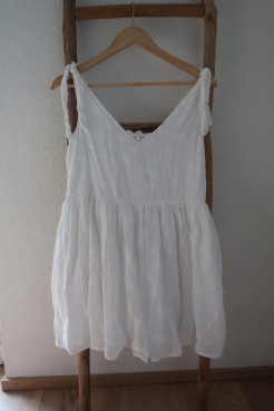 Robe volante à fine bretelles broderie blanche 