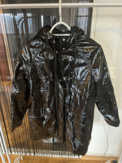 Mid-length, mid-warm jacket in shiny black