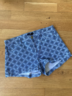 Short bleu jeans à motifs