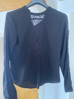 Blouse with lace