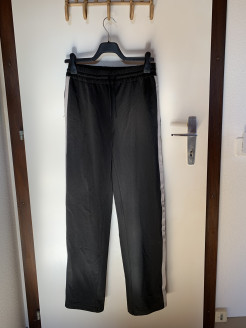 Schwarze Hose mit farbigen Streifen