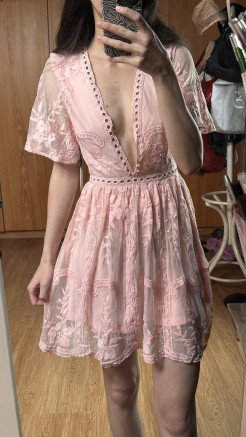 Robe rose avec dentelle