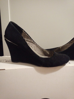 Platform pumps with rounded toes