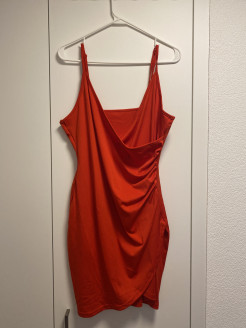 Eng anliegendes rotes Kleid