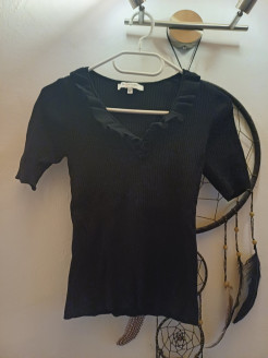 V-neck T-shirt with frills