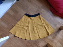 Flouncy yellow mini-skirt