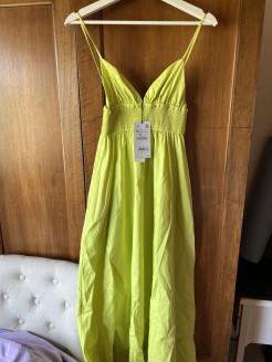 Zara xs green dress with label, never worn