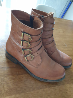 Leather boot size 39