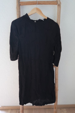 Robe de soirée noir avec des perles noires 