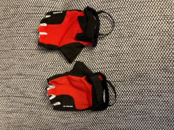 Red cycling gloves for children