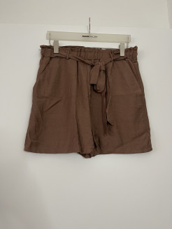 Braune Shorts mit Etikett