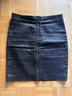 Jupe courte en jean huilé (effet cuir)