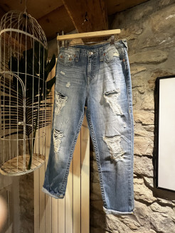 Jean à trous de la marque True Religion